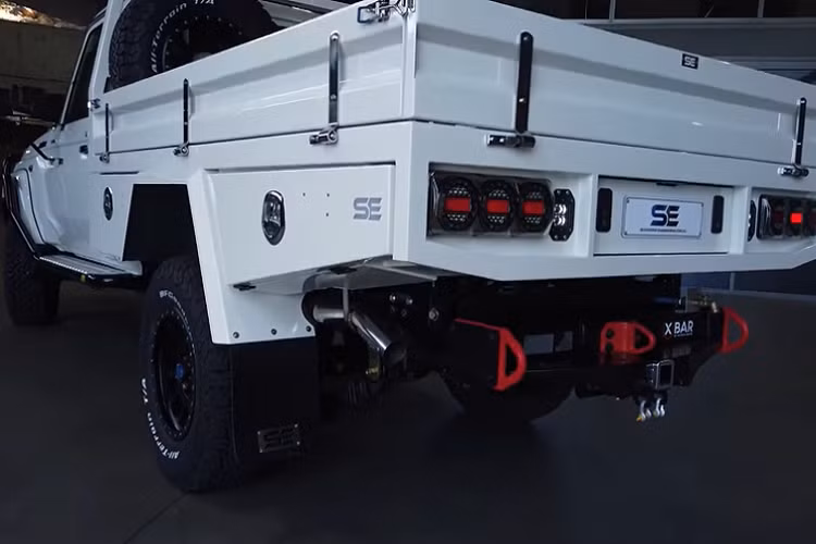 Không chỉ lắp đặt một thùng xe ấn tượng, Shannons Engineering còn trang bị đủ thứ phụ tùng hay ho vào phía trước của xe ví như: thanh đèn, khung cản va lớn, ống thở chống ngập nước, và cả một bộ nâng nữa.