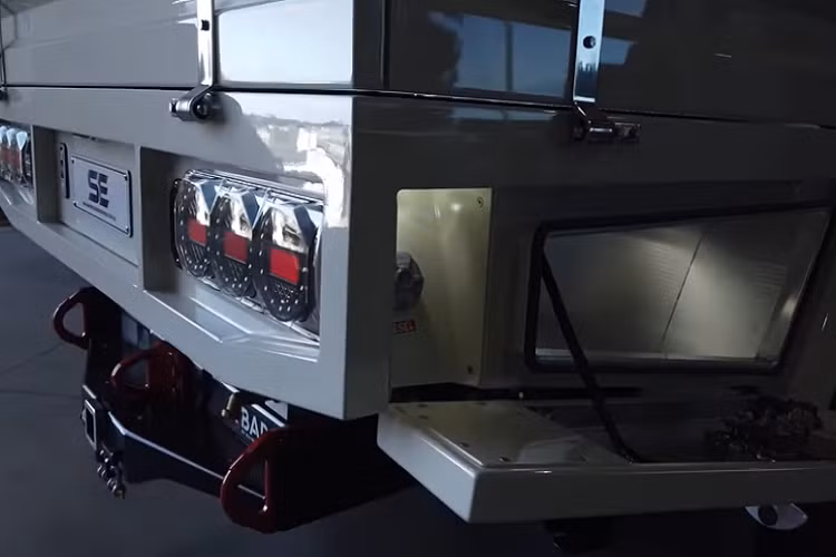 Dù cho hành trình sẽ mất bao nhiêu thời gian đi nữa, chiếc Toyota Land Cruiser đặc biệt này chắc chắn sẽ chống chịu được mọi thử thách.