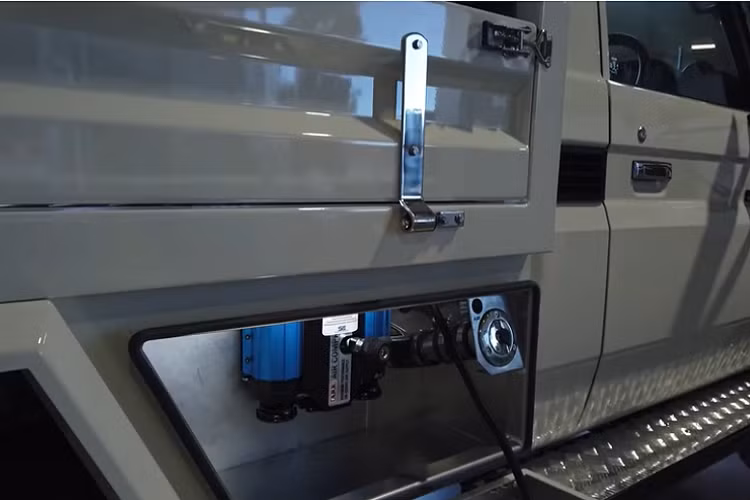 Nhiều fan hâm mộ Toyota Land Cruiser truyền thống sẽ coi biến bản bán tải, cabin đơn này là một “đứa con lập dị” của gia đình, nhưng thực tế thì sự biến đổi này là rất hợp lý. Bởi chủ xe sẽ kéo một toa moóc ở phía sau, trục cơ sở của cấu hình cabin đơn sẽ giúp phân phối trọng lượng tốt hơn, và tạo thêm không gian đằng sau cánh cửa cho các hộp đồ nghề.