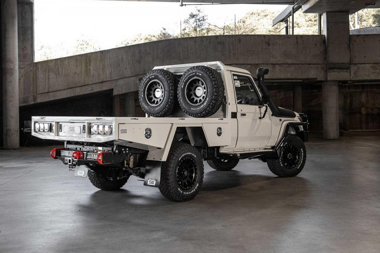 Ngoại trừ bộ lốp xe BFGoodrich to lớn phục vụ đi địa hình, chiếc xe Toyota Land Cruiser 1979 độ bán tải này còn trang bị vô số phụ kiện khác. Được chế tạo bởi Shannons Engineering, thùng xe đủ cứng cáp và rộng rãi để chở tất cả những gì bạn muốn hoặc cần khi đi cắm trại. Nếu chủ xe cần, họ sẽ có bình nước 60 lít, một bộ nén khí, một không gian làm việc trượt ra, và một bình khí prôban được chuẩn bị sẵn sàng.