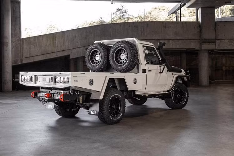 Ngoại trừ bộ lốp xe BFGoodrich to lớn phục vụ đi địa hình, chiếc xe Toyota Land Cruiser 1979 độ bán tải này còn trang bị vô số phụ kiện khác. Được chế tạo bởi Shannons Engineering, thùng xe đủ cứng cáp và rộng rãi để chở tất cả những gì bạn muốn hoặc cần khi đi cắm trại. Nếu chủ xe cần, họ sẽ có bình nước 60 lít, một bộ nén khí, một không gian làm việc trượt ra, và một bình khí prôban được chuẩn bị sẵn sàng.