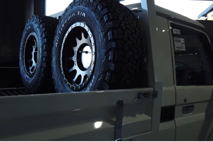 Mọi cm của chiếc bán tải này đều cực kỳ quan trọng bởi nó sẽ được mang đi hoàn thành “Big Lap” quanh nước Úc – một chuyến đi vòng quanh quốc gia dài nhất trên thế giới với cự li trên 14.500 km. Bất kể kỹ năng tay lái, hành trình dài hơn này có thể mất tới 16 tháng, và nó sẽ đưa tham gia đi qua một số địa điểm đẹp nhất, đáng chụp ảnh nhất trên hành tinh.