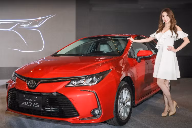 Về phần nội thất, phiên bản 1.8G CVT của Toyota Corolla Altis 2020 được cải tiến và bổ sung nhiều tiện ích cho người sử dụng như: chìa khóa thông minh, khởi động bằng nút bấm; điều hòa tự động, ghế lái điều chỉnh điện 10 hướng, nội thất bọc da sang trọng; hệ thống chống trộm mã hóa khóa động cơ. Cả hai phiên bản Corolla Altis mới đều được trang bị màn hình giải trí tích hợp tính năng Apple CarPlay và Android Auto, hỗ trợ kết nối smartphone cho người dùng, gương gập tự động, gạt mưa tự động, gương chiếu hậu ngoài và gương chiếu hậu trong chống chói tự động, cửa gió cho hàng ghế sau.