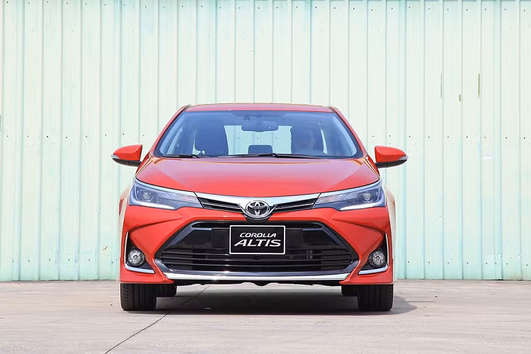 Về trang bị an toàn tiêu chuẩn, thế hệ mới của Toyota Corolla Altis được trang bị hệ thống chống bó cứng phanh ABS, phân bổ lực phanh điện tử EBD, bổ trợ phanh BA, hệ thống cân bằng điện tử VSC, hệ thống kiểm soát lực kéo TRC, camera lùi và 7 túi khí an toàn. Riêng phiên bản 1.8G CVT mới còn được bổ sung thêm tính năng khởi hành ngang dốc HAC, hệ thống cân bằng góc chiếu tự động. Với những trang bị an toàn kể trên, Toyota Corolla Altis 2020 đã đạt được 5 sao theo tiêu chuẩn chất lượng an toàn ASEAN NCAP.