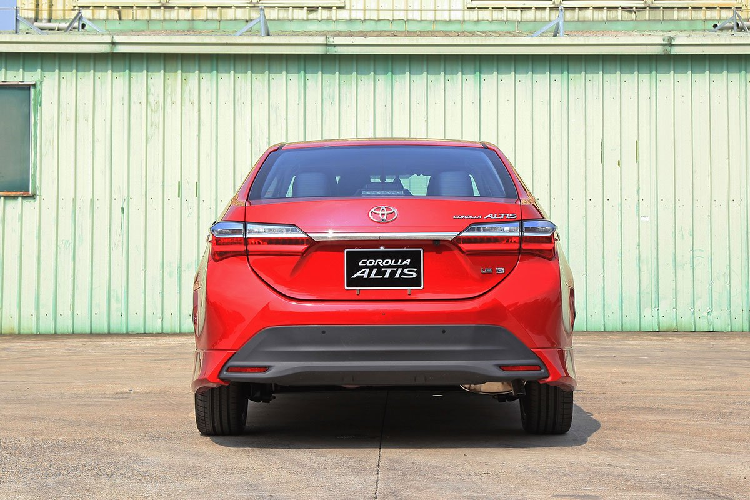 Giá xe Toyota Corolla Altis 2020 tương ứng cho các phiên bản cụ thể như sau; phiên bản 1.8E CVT các màu khác có giá 741 triệu đồng, còn màu trắng ngọc trai là 741 triệu đồng. Phiên bản 1.8G CVT các màu khác được niêm yết ở mức 763 triệu đồng, thấp hơn 28 triệu đồng. Trong khi đó, màu trắng ngọc trai là 771 triệu đồng