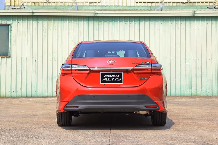 Giá xe Toyota Corolla Altis 2020 tương ứng cho các phiên bản cụ thể như sau; phiên bản 1.8E CVT các màu khác có giá 741 triệu đồng, còn màu trắng ngọc trai là 741 triệu đồng. Phiên bản 1.8G CVT các màu khác được niêm yết ở mức 763 triệu đồng, thấp hơn 28 triệu đồng. Trong khi đó, màu trắng ngọc trai là 771 triệu đồng