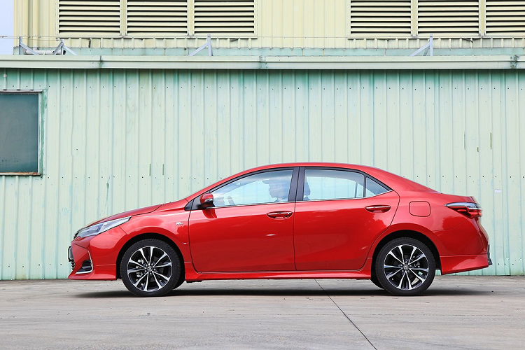 Động cơ trên Toyota Corolla Altis 2020 không đổi so với thế hệ cũ, vẫn là khối động cơ mang mã hiệu 2ZR-FE, 4 xi-lanh có dung tích 1.8L Dual VVT-i cho công suất cực đại 138 mã lực ở 6.400 vòng/phút, mô-men xoắn 173 Nm ở 4.000 vòng/phút, kết hợp cùng hộp số tự động vô cấp có chế độ lái thể thao Sport.