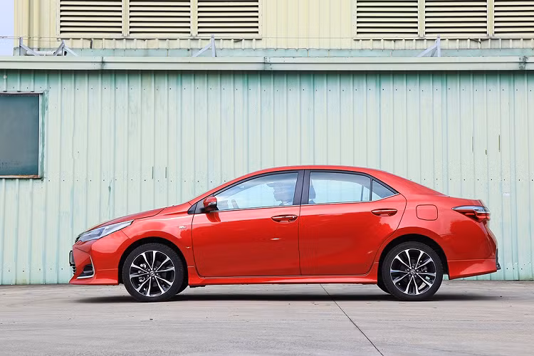 Động cơ trên Toyota Corolla Altis 2020 không đổi so với thế hệ cũ, vẫn là khối động cơ mang mã hiệu 2ZR-FE, 4 xi-lanh có dung tích 1.8L Dual VVT-i cho công suất cực đại 138 mã lực ở 6.400 vòng/phút, mô-men xoắn 173 Nm ở 4.000 vòng/phút, kết hợp cùng hộp số tự động vô cấp có chế độ lái thể thao Sport.
