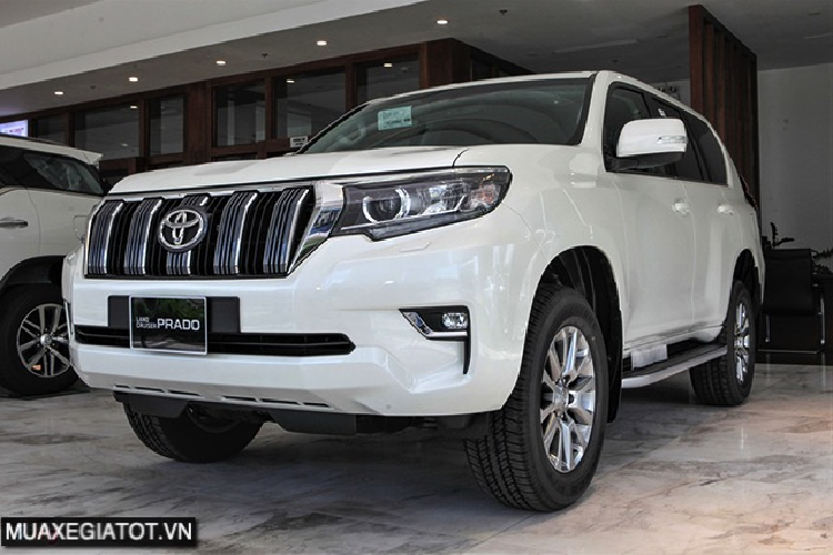 Tại thị trường Úc, giá xe Toyota Land Cruiser Prado 2021 dao động từ 59.840 - 87.030 AUD (khoảng 1,02 - 1,48 tỷ đồng). Tại Việt Nam, Toyota Land Cruiser Prado chỉ có 1 bản trang bị và giá bán từ 2,387 - 2,397 tỷ đồng, tùy màu sơn ngoại thất.