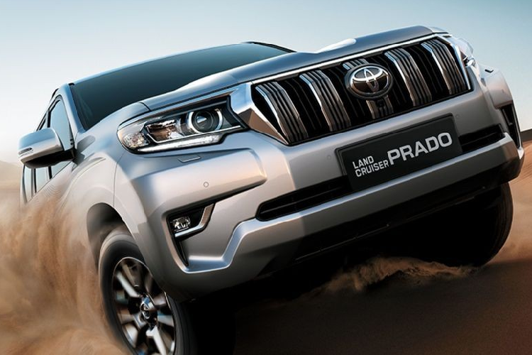 Nếu muốn sở hữu Toyota Land Cruiser Prado 2021 với vành hợp kim 18 inch, hệ thống âm thanh JBL 14 loa, radio kỹ thuật số DAB, đèn pha tự động, camera 360 độ, hệ thống cảnh báo điểm mù và cảnh báo phương tiện cắt ngang khi lùi, khách hàng Úc cần chọn bản VX.