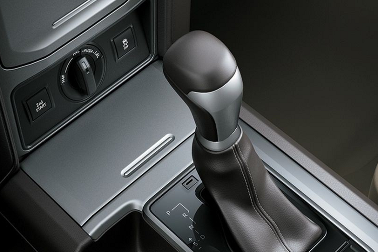 Về trang bị, Toyota Land Cruiser Prado 2021 tại thị trường Úc có thêm hệ thống thông tin giải trí với màn hình cảm ứng 9 inch lớn hơn trước, hỗ trợ Apple CarPlay/Android Auto/myToyota và gạt mưa tự động tiêu chuẩn. Trong khi đó, bản GX thấp nhất có sẵn những trang bị như vành hợp kim 17 inch, hệ thống định vị vệ tinh, mở cửa cũng như khởi động máy không cần chìa khóa, điều hòa chỉnh cơ và hàng ghế thứ 3 tùy chọn.