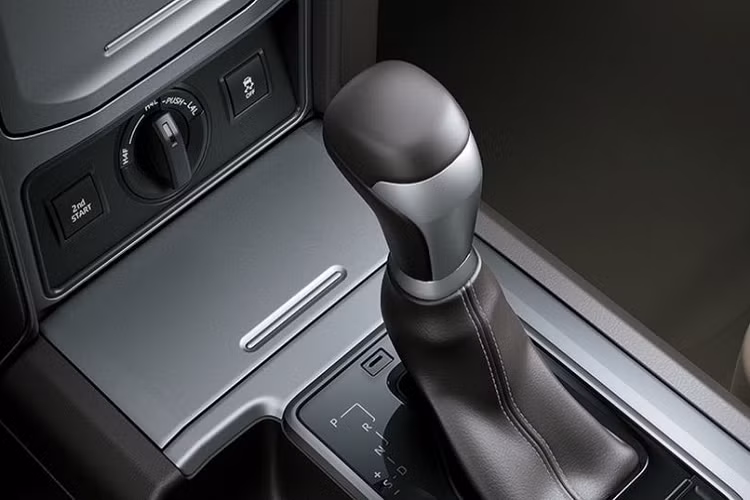 Về trang bị, Toyota Land Cruiser Prado 2021 tại thị trường Úc có thêm hệ thống thông tin giải trí với màn hình cảm ứng 9 inch lớn hơn trước, hỗ trợ Apple CarPlay/Android Auto/myToyota và gạt mưa tự động tiêu chuẩn. Trong khi đó, bản GX thấp nhất có sẵn những trang bị như vành hợp kim 17 inch, hệ thống định vị vệ tinh, mở cửa cũng như khởi động máy không cần chìa khóa, điều hòa chỉnh cơ và hàng ghế thứ 3 tùy chọn.