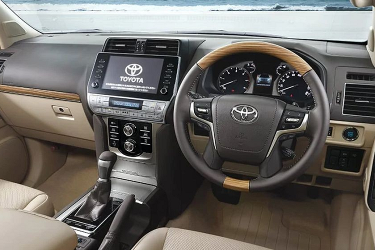 Bên cạnh động cơ mạnh mẽ hơn, Toyota Land Cruiser Prado 2021 còn được bổ sung gói công nghệ an toàn Safety Sense tiêu chuẩn, bao gồm hệ thống tránh va chạm sớm đi kèm tính năng phát hiện người đạp xe cũng như người đi bộ vào ban ngày và phát hiện người đi bộ vào ban đêm.