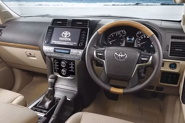 Bên cạnh động cơ mạnh mẽ hơn, Toyota Land Cruiser Prado 2021 còn được bổ sung gói công nghệ an toàn Safety Sense tiêu chuẩn, bao gồm hệ thống tránh va chạm sớm đi kèm tính năng phát hiện người đạp xe cũng như người đi bộ vào ban ngày và phát hiện người đi bộ vào ban đêm.