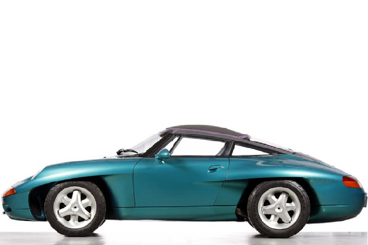 Ngoài ra, nó cũng có phần mui bằng chất liệu vải mà có thể tháo rời kết hợp thiết kế bong bóng kép và khóa kéo.