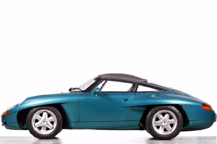 Ngoài ra, nó cũng có phần mui bằng chất liệu vải mà có thể tháo rời kết hợp thiết kế bong bóng kép và khóa kéo.