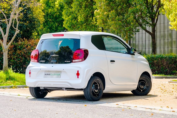 Mẫu Clever hiện tại sẽ được bán với hai phiên bản khác nhau gồm EV300 với cụm pin 27 kWh và cự li di chuyển 260 km; EV360 với cụm pin 29 kWH và cự li di chuyển 302 km, tất cả dựa theo chu trình NEDC. Hai bản xe có công suất như nhau là 50 mã lực và 100 Nm mô-men xoắn cực đại.