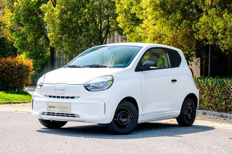 Xe điện cỡ nhỏ với chỗ ngồi cho 2 ngồi dường như đang một phân khúc nóng ở thị trường nội địa Trung Quốc, và thương hiệu Roewe thuộc SAIC Motor cũng muốn là một phần của xu hướng này. Mới đây, Roewe đã chính thức tung ra một sản phẩm mới mang tên Clever, một mẫu hatchback điện nhỏ bé 2 ghế ngồi và bộ la-zăng thép dễ thương.