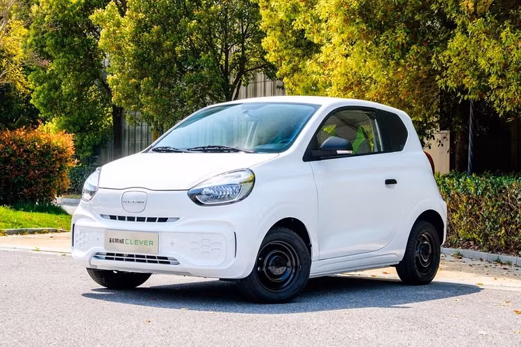 Xe điện cỡ nhỏ với chỗ ngồi cho 2 ngồi dường như đang một phân khúc nóng ở thị trường nội địa Trung Quốc, và thương hiệu Roewe thuộc SAIC Motor cũng muốn là một phần của xu hướng này. Mới đây, Roewe đã chính thức tung ra một sản phẩm mới mang tên Clever, một mẫu hatchback điện nhỏ bé 2 ghế ngồi và bộ la-zăng thép dễ thương.