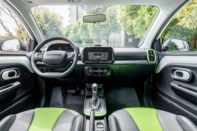 Nội thất của Roewe Clever trông đặc biệt lạc hậu, với bảng đồng hồ toàn kim chỉ, phanh tay cơ học, cần số như “máy cày”, và một cụm điều khiển trung tâm tới từ… năm 2011.