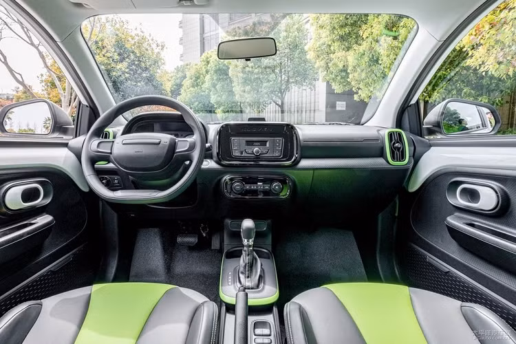 Nội thất của Roewe Clever trông đặc biệt lạc hậu, với bảng đồng hồ toàn kim chỉ, phanh tay cơ học, cần số như “máy cày”, và một cụm điều khiển trung tâm tới từ… năm 2011.