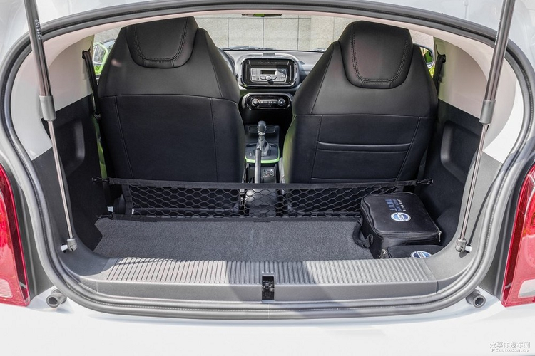 Hầu hết các đối thủ trong phân khúc này đã chuyển sang công nghệ màn hình kỹ thuật số hoàn toàn từ lâu, với bộ chọn số kiểu núm xoay và phanh tay điện tử.