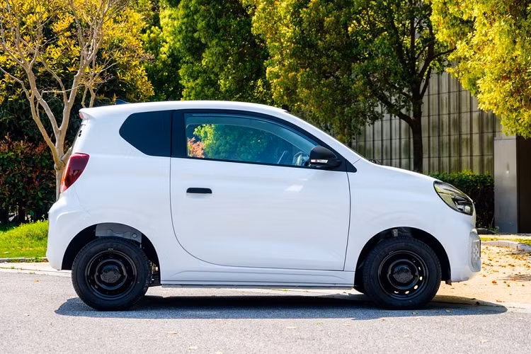 Mặc dù có tên Roewe nhưng trên xe không hề có huy hiệu Roewe nào, thay vào đó thì nó có huy hiệu SAIC, huy hiệu Clever và một huy hiệu tên tiếng Trung Quốc của Clever. Trên trang chủ của Roewe, Clever dường như là một thương hiệu nhỏ tách biệt dưới Roewe, và Roewe thì thuộc SAIC.