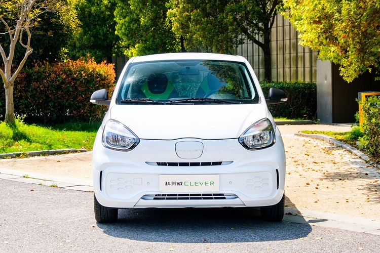 Thiết kế chung của xe điện Roewe Clever trông cổ điển đến bất ngờ, đặc biệt là khi so sánh với một số mẫu xe điện cỡ nhỏ cũng vừa ra mắt khác như Wuling Hongguang MINI EV và Changan Oshan Neo II. Bên cạnh đó, phương diện nhãn mác thương hiệu của mẫu xe này cũng rất lộn xộn.