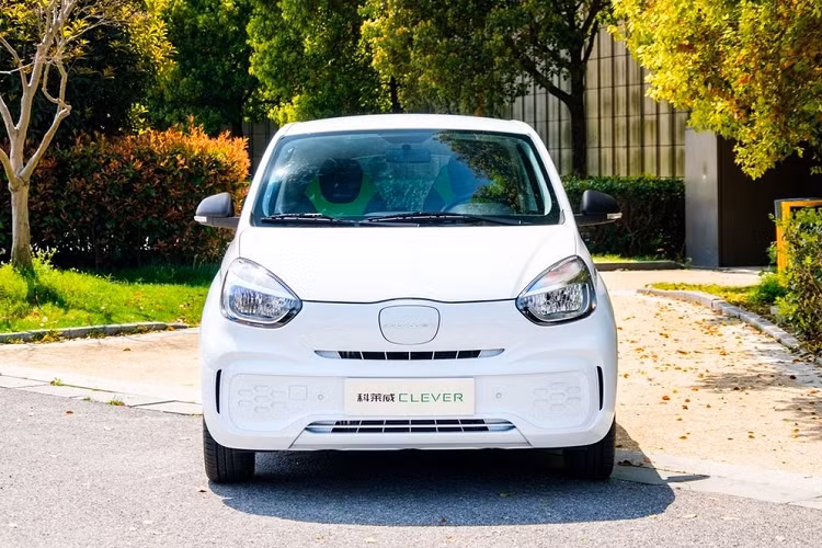 Thiết kế chung của xe điện Roewe Clever trông cổ điển đến bất ngờ, đặc biệt là khi so sánh với một số mẫu xe điện cỡ nhỏ cũng vừa ra mắt khác như Wuling Hongguang MINI EV và Changan Oshan Neo II. Bên cạnh đó, phương diện nhãn mác thương hiệu của mẫu xe này cũng rất lộn xộn.