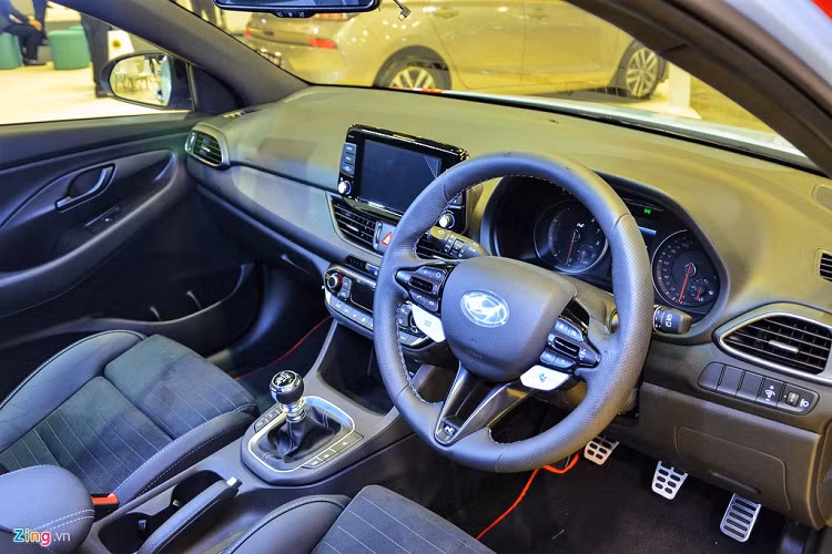 Nội thất của i30 N không quá thể thao như bên ngoài, có thể thấy hầu hết vật liệu bên trong nội thất đều được làm từ nhựa giả da. Bên cạnh các nút nhấn thường thấy trên các mẫu xe phổ thông, vô lăng i30 N được trang bị thêm nút "N Sport", cho phép người lái kích hoạt chế độ kiểm soát xuất phát. 