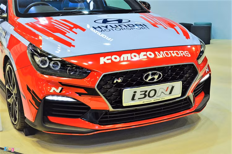 Nhìn từ phía trước, dễ dàng phân biệt i30 tiêu chuẩn và i30 N nhờ logo chữ N đính trên mặt ca-lăng, bộ kit N Sports. Chiếc xe tại Triển lãm SMS 2020 khá nổi bật với bộ tem thể thao màu đỏ/trắng.