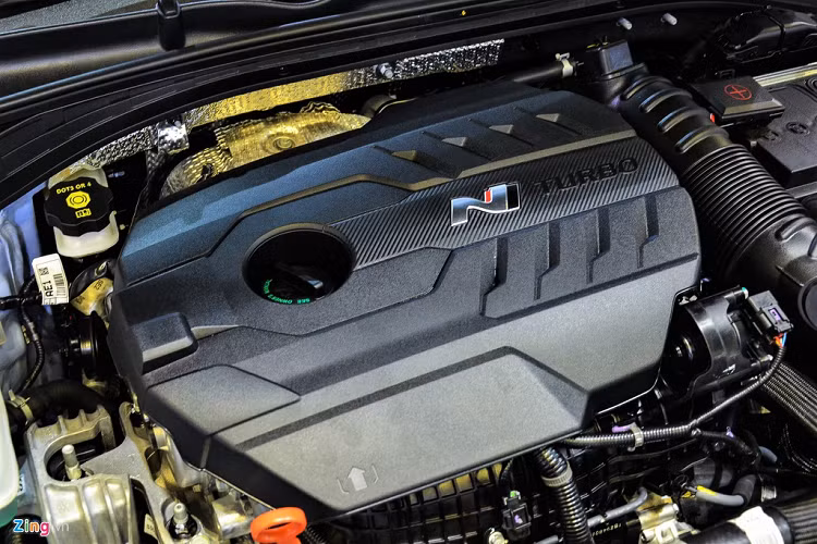 Hyundai trang bị cho mẫu xe này khối động cơ tăng áp 2.0L, DOHC, sản sinh ra công suất 271 mã lực tại 6.000 vòng/phút và mô-men xoắn cực đại 353 Nm tại 1.450-4.700 vòng/phút. Tốc độ tối đa của i30 N là 250 km/h. 