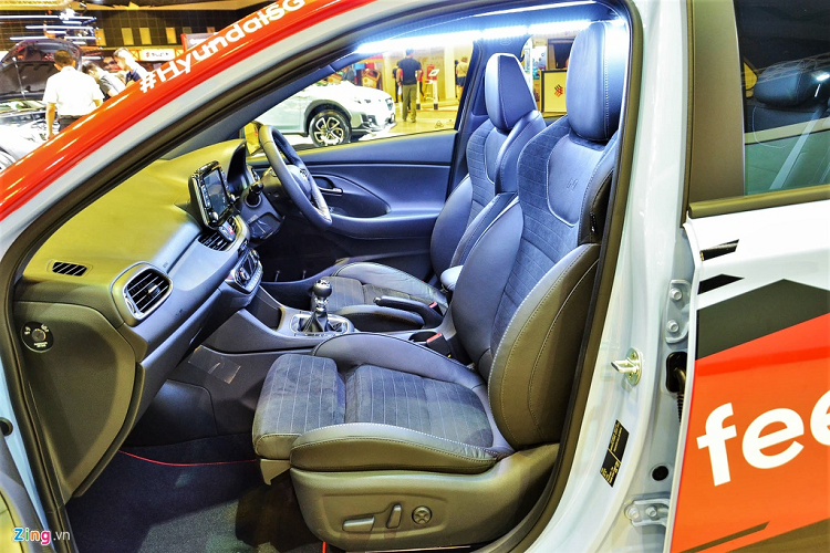 Toàn bộ ghế trên xe đều sử dụng vật liệu da lộn. Hàng ghế phía trước chỉnh điện.