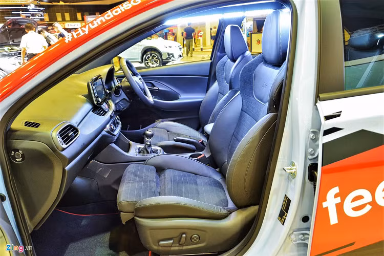 Toàn bộ ghế trên xe đều sử dụng vật liệu da lộn. Hàng ghế phía trước chỉnh điện.