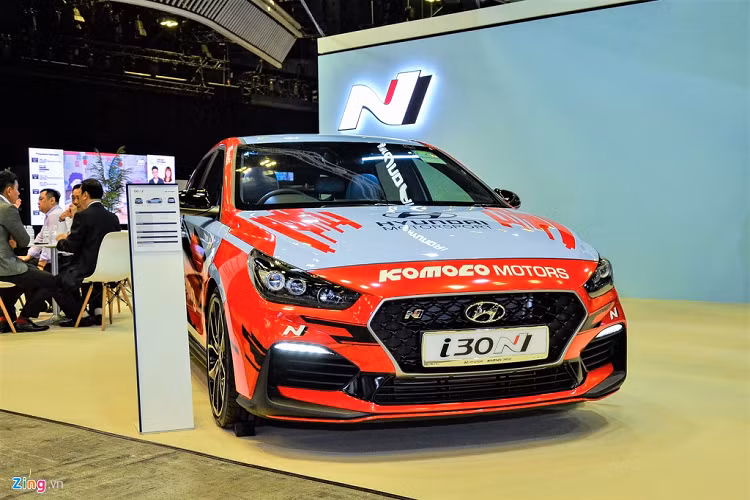Giá xe Hyundai i30 N đang được bán tại Singapore với mức 107.422 USD, tương đương 2,5 tỷ đồng. So với giá bán của i30 tiêu chuẩn, mức giá này cao hơn khoảng 30%.