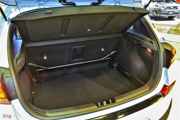 Vì là mẫu xe thể thao nên i30 N có thêm một thanh giằng ở giữa khoang hành lý và hàng ghế sau. 