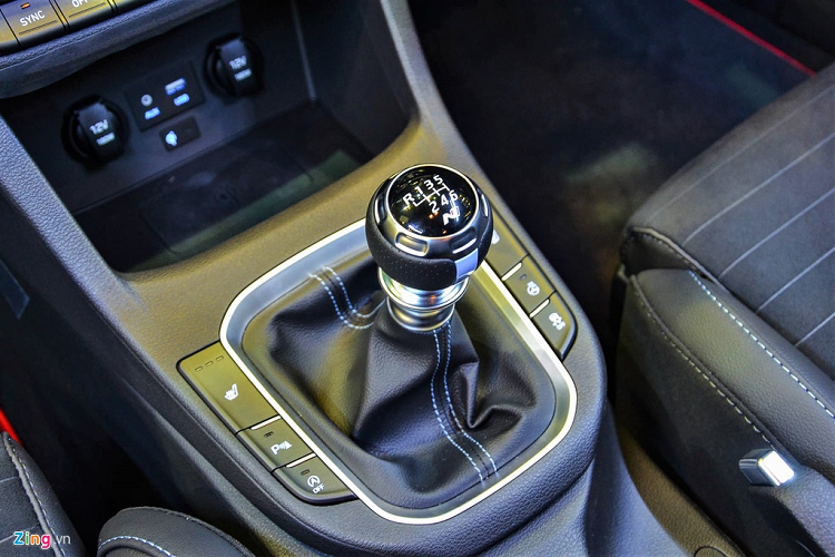 Hộp số sàn 6 cấp là trang bị trên mẫu xe thể thao của Hyundai. Xe được trang bị nhiều công nghệ an toàn chủ động như chống va chạm phía trước, giữ làn đường, cảnh báo tài xế ngủ gật...