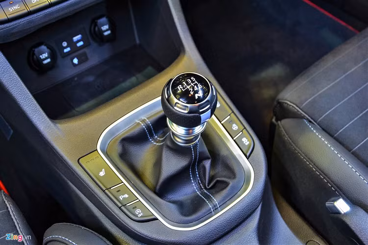 Hộp số sàn 6 cấp là trang bị trên mẫu xe thể thao của Hyundai. Xe được trang bị nhiều công nghệ an toàn chủ động như chống va chạm phía trước, giữ làn đường, cảnh báo tài xế ngủ gật...