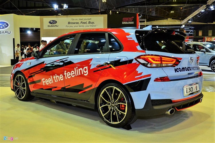 Hyundai i30 N 2020 mới được trang bị mâm 19 inch kết hợp cùng bộ lốp thể thao P Zero đến từ Pirelli kích thước 235/35. Ống xả kép phía sau giúp tăng thêm sự thể thao cho i30 N. 