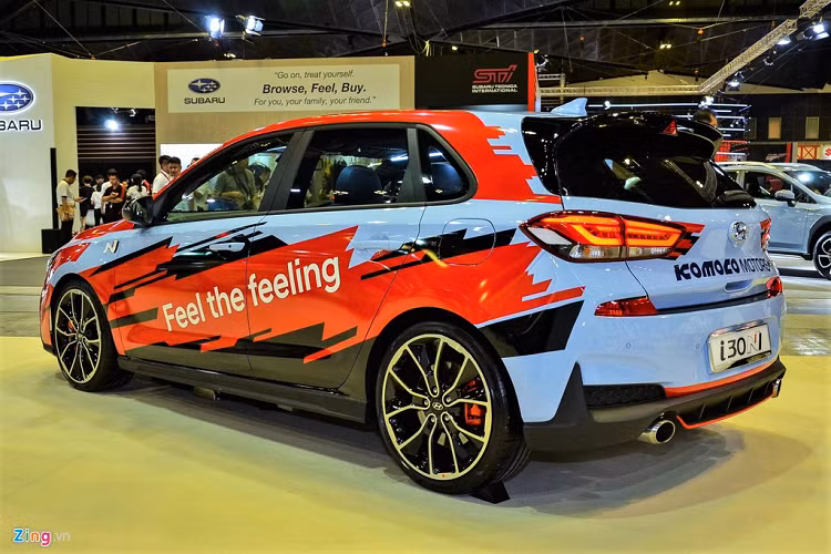 Hyundai i30 N 2020 mới được trang bị mâm 19 inch kết hợp cùng bộ lốp thể thao P Zero đến từ Pirelli kích thước 235/35. Ống xả kép phía sau giúp tăng thêm sự thể thao cho i30 N. 