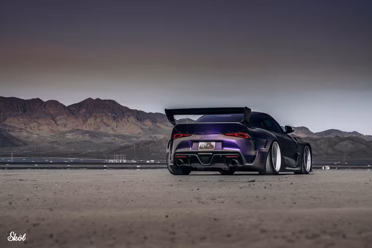 Chiếc Toyota Supra Pandem thân rộng của Stradman sở hữu những chi tiết tương phản màu trắng, trong đó có bộ mâm SKOL SK3. Bộ mâm này sở hữu thiết kế năm chấu to bản, được sơn trắng và có kích thước inch. Chiếc Toyota Supra đặc biệt này cũng sở hữu hệ thống ống xả nâng cấp đến từ Frequency Intelligen (Fi) cũng như hệ thống treo khí nén nâng cấp.