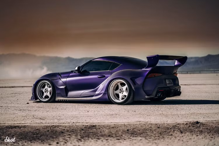 Với gói độ này, chiếc Toyota Supra sẽ sở hữu phần thân xe được nới rộng ở các vòng banh xe như trước, cùng với đó là một cánh gió lớn cố định phía sau. Đầu xe sở hữu phần líp trước mở rộng, kết hợp hoàn hảo với ba khoang gió phía trên. Đuôi xe sở hữu khuếch tán mới, bên dưới cánh gió lớn còn có sự xuất hiện của một spoiler nhô cao.