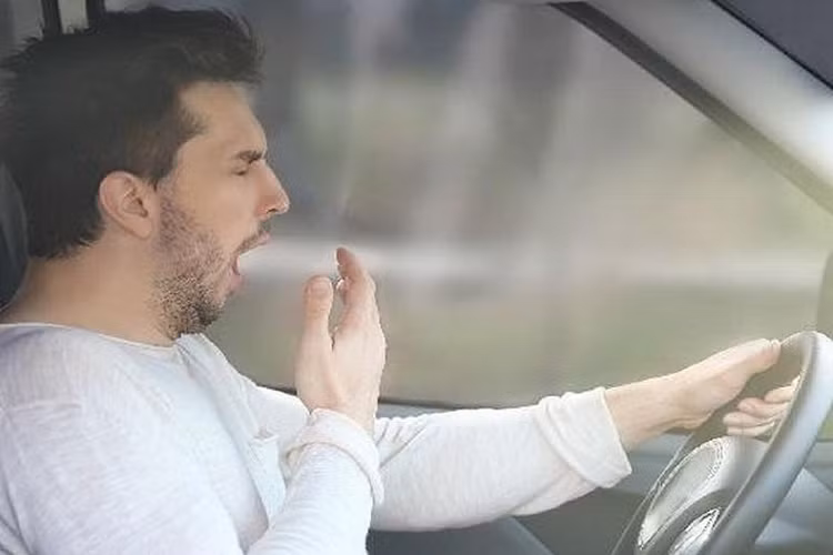 Tư thế ngồi có ảnh hưởng vô cùng quan trọng tới hiệu quả lái xe của bạn. Khi ngồi vào ghế, người lái lưu ý đẩy hết thân người về phía lưng ghế sao cho phần mông và hông đều sát, không có khoảng hở ở góc gập ghế.