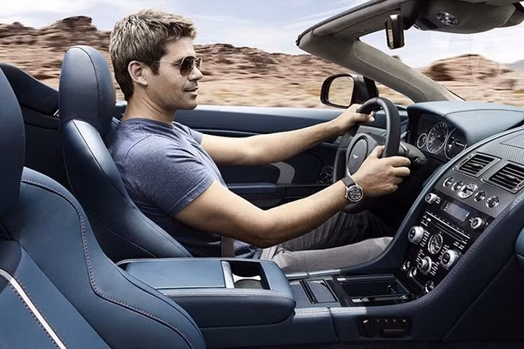 Sau 2 tiếng chạy xe liên tục, lái xe nên dừng và xuống xe, rửa mặt, đi vệ sinh hay tập một vài động tác thể dục đơn giản... rối mới tiếp tục di chuyển. Khi lái xe hay điều khiển các phương tiện, tuyệt đối không được sử dụng rượu bia. Rượu, bia cũng là những chất kích thích gây ức chế thần kinh trung ương, khiến cơ thể mệt mỏi, buồn ngủ, thiếu tỉnh táo... dẫn tới việc gây ra nhiều vụ tai nạn đáng tiếc.