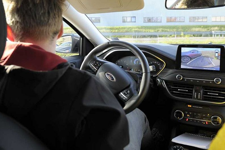 Khi buồn ngủ, bạn cũng có thể hạ cửa kính ôtô để luồng khí bên ngoài thổi vào xe trong một vài phút. Những cơn gió trời sẽ khiến cho cabin trở nên thông thoáng, mát mẻ, giúp bạn cảm thấy thoải mái hơn. Ngoài ra tiếng ồn xung quanh cũng đem đến cho bạn sự tỉnh táo.