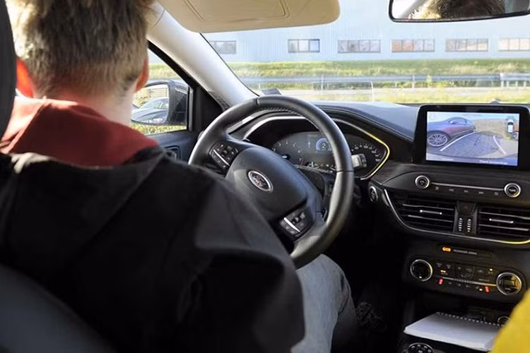 Khi buồn ngủ, bạn cũng có thể hạ cửa kính ôtô để luồng khí bên ngoài thổi vào xe trong một vài phút. Những cơn gió trời sẽ khiến cho cabin trở nên thông thoáng, mát mẻ, giúp bạn cảm thấy thoải mái hơn. Ngoài ra tiếng ồn xung quanh cũng đem đến cho bạn sự tỉnh táo.