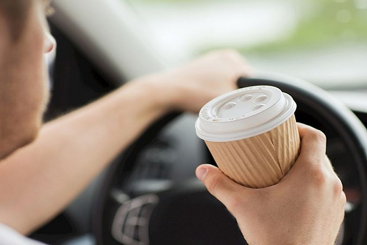 Nhai kẹo cao su cũng là một phương pháp giúp "đánh bay" cơn buồn ngủ một cách nhanh chóng mà vô cùng tiết kiệm. Khi nhai, sự vận động của cơ hàm sẽ khiến bạn quên đi cảm giác buồn ngủ. Bạn nên chọn kẹo cao su bạc hà bởi vị cay mát sẽ kích thích tới hệ thần kinh, giúp bạn tỉnh táo hơn.