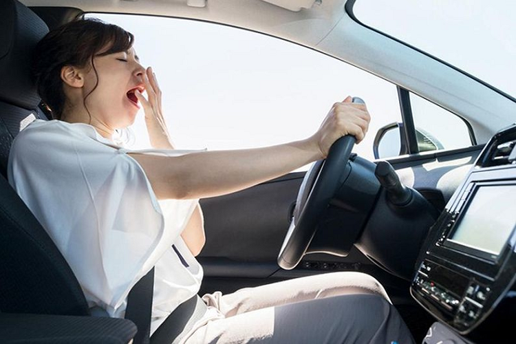 Các chất caffein có trong cà phê đem đến cho bạn cảm giác thoải mái và tỉnh táo hơn cho một chuyến đi dài, giúp bạn lái xe tập trung, an toàn hơn.