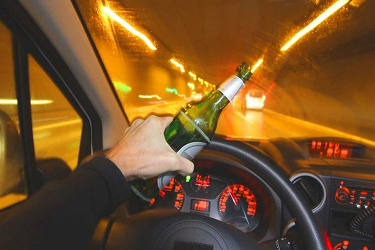 Tư thế ngồi này giúp lái xe tránh đau lưng hay những tổn thương về phần lưng, đồng thời duy trì sự tỉnh táo suốt chặng đường. Chỉnh tựa đầu ghế lái là hành động đơn giản nhưng giúp người lái tránh được phần nào chấn thương khi gặp tai nạn, đồng thời giúp đem lại cảm giác tỉnh táo, thoải mái suốt chặng đường dài.