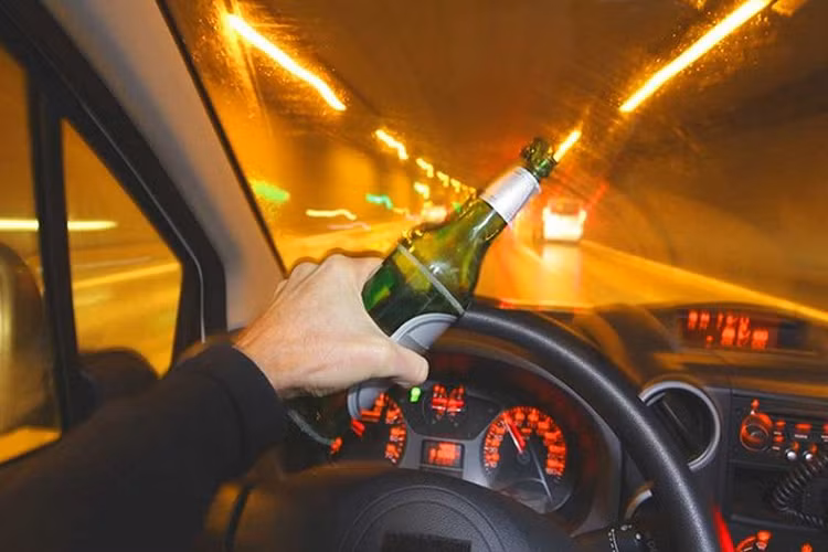 Tư thế ngồi này giúp lái xe tránh đau lưng hay những tổn thương về phần lưng, đồng thời duy trì sự tỉnh táo suốt chặng đường. Chỉnh tựa đầu ghế lái là hành động đơn giản nhưng giúp người lái tránh được phần nào chấn thương khi gặp tai nạn, đồng thời giúp đem lại cảm giác tỉnh táo, thoải mái suốt chặng đường dài.